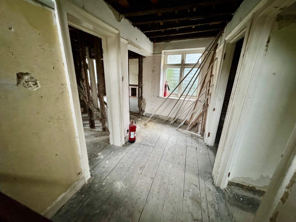 Lot: 60 - DOUBLE FRONTED PERIOD BUILDING IN CITY LOCATION - First floor landing